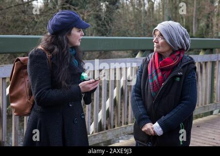 Denham, Royaume-Uni. 11 Février 2020. Amelia Womack (l), leader adjoint du Parti Vert, parle à Sarah Green (r) de Save the Colne Valley à Denham Ford dans la vallée de Colne. Les entrepreneurs travaillant pour le compte du   sont en train de rediriger les pylônes d'électricité via un site voisin d'Importance métropolitaine pour la conservation de la nature (SMI) en conjonction avec la liaison ferroviaire à grande vitesse. Crédit: Mark Kerrison/Alay Live News Banque D'Images