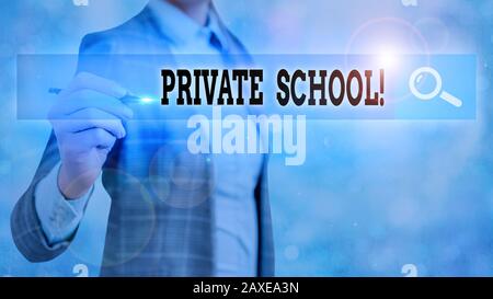 Panneau texte montrant l'école privée. Photo d'affaires texte une école indépendante soutenue entièrement par le paiement des frais Banque D'Images