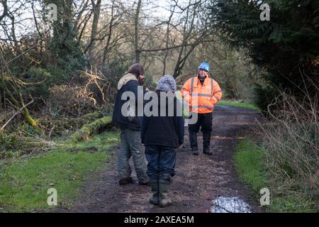 Denham, Royaume-Uni. 11 Février 2020. Les militants écologistes de Save the Colne Valley et Stop HS2 parlent à un agent d'application de la loi travaillant au nom de HS2 à Denham dans la vallée de Colne. Les pylônes d'électricité sont relouant par le biais d'un site d'Importance métropolitaine pour la conservation de la nature (SMI) en conjonction avec la liaison ferroviaire à grande vitesse. Crédit: Mark Kerrison/Alay Live News Banque D'Images