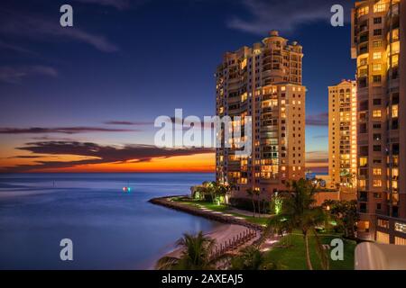 Complexe d'appartements de luxe en Floride pendant un beau coucher de soleil Banque D'Images