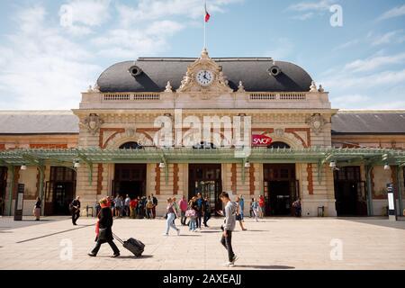 Gare de Nice Ville, bâtiment typique avec voyageurs à pied, Nice, Côte d'Azur Banque D'Images