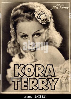 1940 , ALLEMAGNE : la célèbre actrice hongroise MARIKA ROKK ( 1913 - 2004 ) à KORA TERRY de Georg Jacoby , d'un roman de Hans Caspar von Zobeltitz . Couverture du film ILLUSTRIERTE FILM-BUHNE , 1940 . À côté de sa carrière de cinéma, Marika Rokk est devenue l'une des chanteuses Operetta les plus célèbres d'Europe. Elle se produit sur scène jusqu'en 1986 .- ATTRICE - FILM - CINÉMA - portrait - ritratto - CINÉMA - FILM - locandina pubblicità aria cinematografica - POSTER -copertina - couverture - sourire - sorriso - blond - bionda - NAZISMO - NAZISME - UFA ---- Archivio GBB Banque D'Images