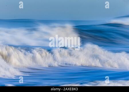 Des photos panoramiques à obturation lente de vagues qui s'écrasent à Whitley Bay, dans le nord-est de l'Angleterre Banque D'Images