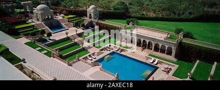 Vue panoramique sur la piscine de l'hôtel, Oberoi Amarvillas Hotel, Agra, Uttar Pradesh, Inde Banque D'Images