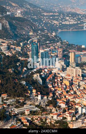 Vue aérienne sur la ville de Monaco au coucher du soleil Banque D'Images