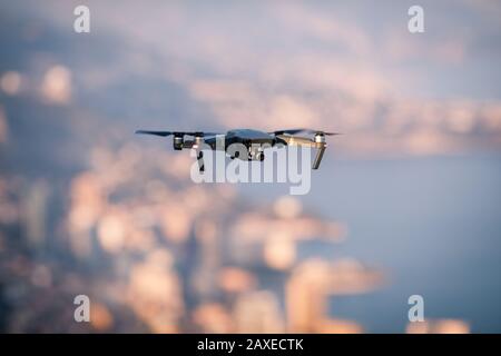 Drone planant sur Monaco filmant pendant l'heure d'or Banque D'Images