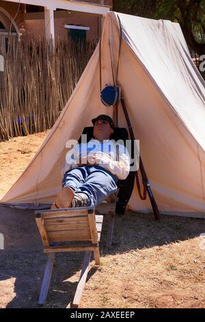 Soldat des années 1880 armée américaine 5ème cavalerie snoozing à l'extérieur de sa tente à fort Lowell à Tucson AZ Banque D'Images