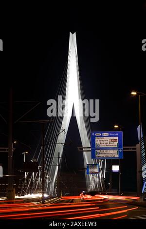 Eramusbrug pendant l'heure de bleu à Rotterdam, en Hollande Banque D'Images