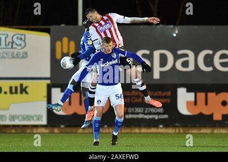 Exeter, Royaume-Uni. 11 février 2020. Exeter, ANGLETERRE - 11 FÉVRIER Aaron Martin et Danny Rowe de Oldham Athletic lors du match de la Sky Bet League 2 entre Exeter City et Oldham Athletic à St James' Park, Exeter, le mardi 11 février 2020. (Crédit: Eddie Garvey | MI News) la photographie ne peut être utilisée qu'à des fins de rédaction de journaux et/ou de magazines, licence requise à des fins commerciales crédit: Mi News & Sport /Alay Live News Banque D'Images