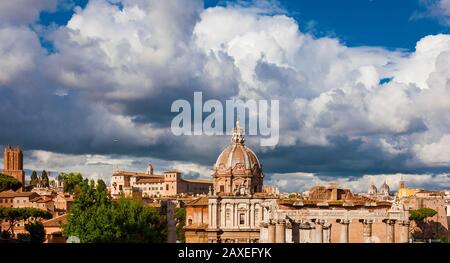 Vue sur le centre historique de Rome depuis la colline de Capitolin, avec ses ruines anciennes, ses tours médiévales et ses dômes baroques et Renaissance Banque D'Images