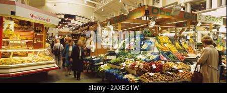 Groupe De Personnes Shopping Dans Un Marché Commercial, Markthalle, Stuttgart, Allemagne Banque D'Images