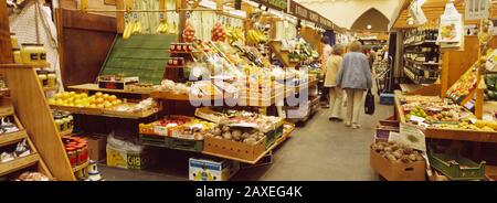 Groupe De Personnes Shopping Dans Un Marché Commercial, Markthalle, Stuttgart, Allemagne Banque D'Images