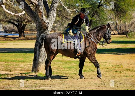 Renactor vêtu de l'uniforme du soldat de l'armée américaine des années 1880 à cheval de la 5ème Cavalerie à fort Lowell, Tucson AZ Banque D'Images