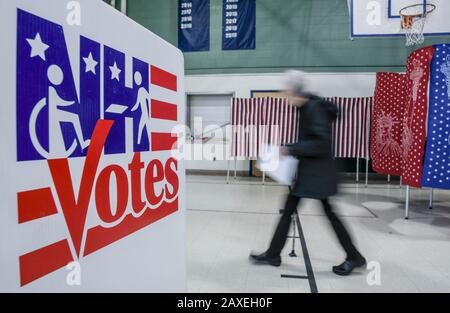 Une femme âgée jette son bulletin à Manchester, N.H., États-Unis, lors de la primaire présidentielle du New Hampshire, le 11 février 2020. Banque D'Images