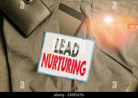 Panneau de texte indiquant la saisie de dérivation. Photo d'entreprise présentant la méthode de création d'une relation avec les clients potentiels smartphone à l'intérieur de la maison Banque D'Images