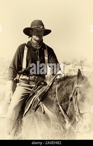 Renactor vêtu de l'uniforme du soldat de l'armée américaine des années 1880 à cheval de la 5ème Cavalerie à fort Lowell, Tucson AZ Banque D'Images