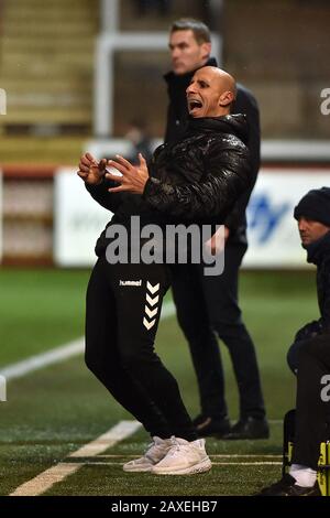 Exeter, Royaume-Uni. 11 février 2020. Exeter, ANGLETERRE - 11 FÉVRIER Dino Maamria (Manager) d'Oldham Athletic pendant le match de la Sky Bet League 2 entre Exeter City et Oldham Athletic à St James' Park, Exeter le mardi 11 février 2020. (Crédit: Eddie Garvey | MI News) la photographie ne peut être utilisée qu'à des fins de rédaction de journaux et/ou de magazines, licence requise à des fins commerciales crédit: Mi News & Sport /Alay Live News Banque D'Images