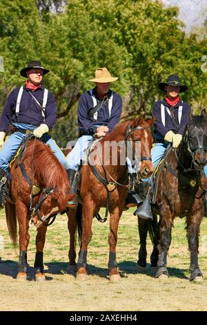 Renacteurs vêtus de l'uniforme des soldats de l'armée américaine des années 1880 à cheval dans la 5ème Cavalerie à fort Lowell, Tucson AZ Banque D'Images