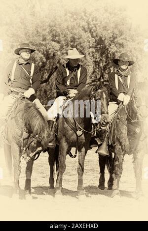 Renacteurs vêtus de l'uniforme des soldats de l'armée américaine des années 1880 à cheval dans la 5ème Cavalerie à fort Lowell, Tucson AZ Banque D'Images