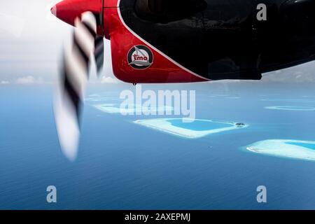 Vol au-dessus de l'océan Indien dans un hydravion Trans Maldivian Airways aux Maldives Banque D'Images