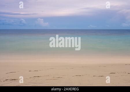 Une longue exposition apaisante à une superbe scène de plage au magnifique W Hotel aux Maldives Banque D'Images