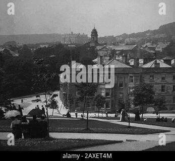 L'ancien Hôtel Hall, Buxton Crescent & Thermal Spa Hôtel & Palace Hôtel pendant la période victorienne c1890, Victoriens devant la Maison de bain, ancienne décoration de lanterne magique en verre antique. L'hôtel récemment rénové est ouvert en 2020, créant une capitale du Nord pour la santé et le bien-être. Lame De Lanterne Magique Antique. Photographe original inconnu, la période de copyright a expiré. Photographie numérique, restauration, édition copyright © Doug Blane. Banque D'Images