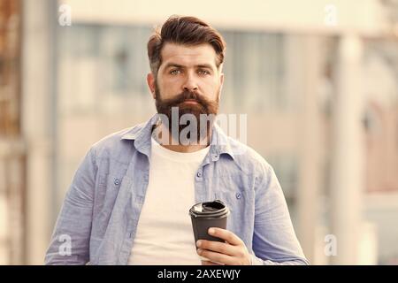 Grandes idées viennent d'un très bon café. L'homme de boire du café à emporter. Homme barbu vous détendre en plein air. Pause café concept. Accro à la caféine. Le café du matin. Hipster matures profiter de boissons chaudes. Banque D'Images