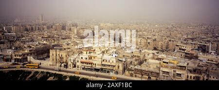 Vue aérienne d'une ville dans une tempête de sable, Alep, Syrie Banque D'Images