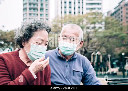 le couple senior malade porte un masque de protection Banque D'Images