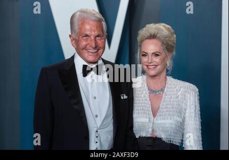 George Hamilton et Barbara Sturm assistent à la Vanity Fair Oscar Party au Wallis Annenberg Center for the Performing Arts à Beverly Hills, Los Angeles, États-Unis, le 09 février 2020. | utilisation dans le monde entier Banque D'Images
