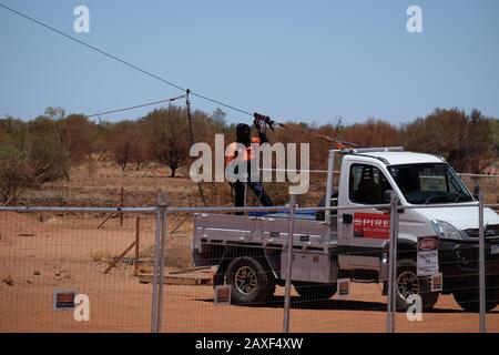 L'homme se tient sur ute, l'un des travailleurs qui retirent les chaînes de l'ascension fermée sur Uluru, le parc national d'Uluru-Kata Tjuta, territoire du Nord Banque D'Images