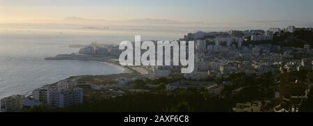 Vue aérienne d'une ville, Bab El-Oued, Alger, Algérie Banque D'Images