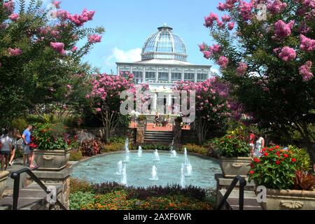 Le jardin des fontaines et le Conservatoire du jardin botanique Lewis Ginter à Richmond, va, États-Unis Banque D'Images