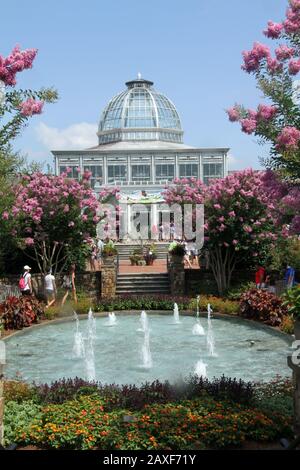 Le jardin des fontaines et le Conservatoire du jardin botanique Lewis Ginter à Richmond, va, États-Unis Banque D'Images