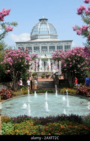 Le jardin des fontaines et le Conservatoire du jardin botanique Lewis Ginter à Richmond, va, États-Unis Banque D'Images