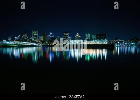 Magnifique vue nocturne du port de Dieppe Park avec reflets de lumière colorés sur la rivière Banque D'Images