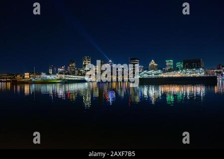 Magnifique vue nocturne du port de Dieppe Park avec reflets de lumière colorés sur la rivière Banque D'Images