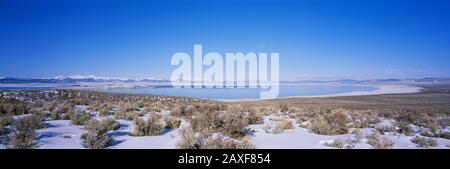 Paysage enneigé autour d'un lac, Mono Lake, Californie, États-Unis Banque D'Images