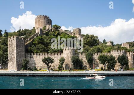 Istanbul, Turquie - 30 août 2019 : un bateau navigue devant le château de Rumelian sur le Bosphore. Le château médiéval a été achevé en 1452 Banque D'Images