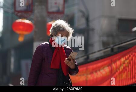 Pékin, Province Chinoise De Hubei. 9 février 2020. Un résident vérifie les informations envoyées par la communauté sur son téléphone dans le district de Wuchang à Wuhan, l'épicentre de la nouvelle épidémie de coronavirus dans la province de Hubei en Chine centrale, le 9 février 2020. Crédit: Cheng Min/Xinhua/Alay Live News Banque D'Images