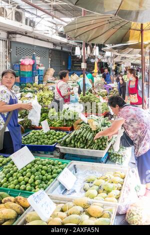 Bangkok, Thaïlande - 9 janvier 2020: Étals de fruits et légumes sur le marché humide de Khlong Toei. C'est le plus grand marché humide de la ville. Banque D'Images