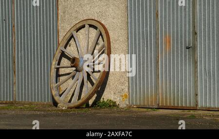 Belle photo d'une roue de chariot en bois vintage Banque D'Images