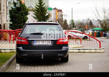 Poznan, POLOGNE - 1er février 2020 : stationnement de la voiture Mercedes Benz Wagon sur un trottoir à proximité d'un immeuble d'appartements. Banque D'Images