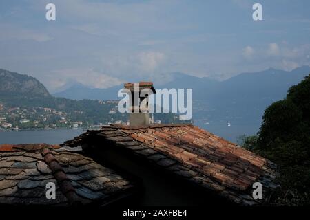 Donnant sur un toit en pierre traditionnel Lac de Côme, Italie, un lac de villages pittoresques, villas luxueuses, palais, stations de paysages spectaculaires Banque D'Images