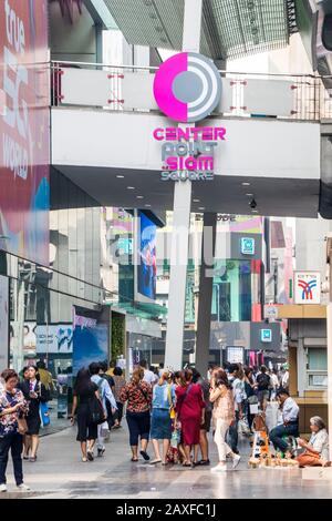 Bangkok, Thaïlande - 10 janvier 2020: Les gens font du shopping à Center point, Siam Square. C'est un quartier commerçant à la mode. Banque D'Images