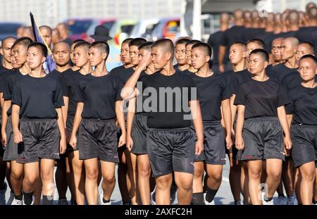 Des recrues féminines rasées de cheveux pendant la répétition du défilé. 16 la police nationale des Philippines (PNP) les nouvelles recrues du Centre de formation de la région de la capitale nationale (NCRTS) ont posté des photos et des clips vidéo en ligne de leur séance de boissons du 29 janvier dans leur dortoir au Camp Bagong Diwa à Taguig, a déclaré le général en chef du PNP Archie Francisco Gamboa, malgré la formation policière, Les 16 recrues qui ont participé à la mauvaise démonanor ont été empêchées de leur graduation en rites policiers lundi. Le président philippin Duterte avait auparavant interdit aux policiers de boire dans les lieux publics, a souligné le chef du PNP. (Pho Banque D'Images