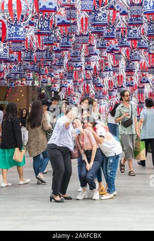 Bangkok, Thaïlande - 10 janvier 2020: Les gens prennent un selfie sous les décorations chinoises du nouvel an. La ville reçoit de nombreux visiteurs chinois Banque D'Images