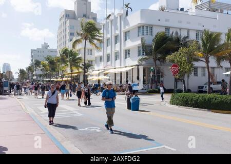 Les gens marchent près des condos de Carlyle sur Ocean Drive, Miami Beach, États-Unis Banque D'Images