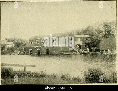 En tramway à travers l'est de la Nouvelle-Angleterre . n ou les Blue Hills et de retour à Boston ; aussi garrot pour Sharon, la station balnéaire populaire d'été. (Voir page 55.) La ligne principale de Norwood passe le Mémorial Li-bray et suit ensuite la nouvelle autoroute de l'État pour une certaine distance, en condonnant une vue hne des BlueHills avant d'entrer Wal-pole, estab-lished de-cember 10.1724. TheCommon, avec ses grands oaktrees, est passsedand le long de la route de poste théariste au vilagedu Sud Wal- pole. Au centre de la ville se trouvent les vestiges de tavernes twinantiques, Polly Tavern sur la droite et Fullerson sur la gauche. Courir à travers un rural d Banque D'Images