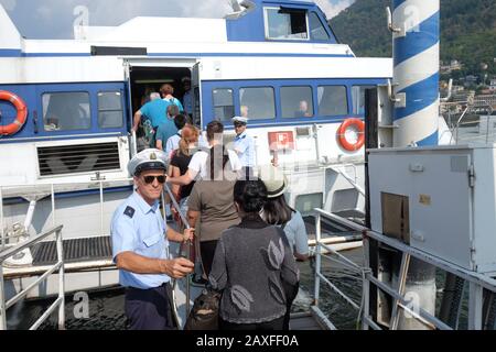 Passagers embarquant sur le service de ferry rapide hydrofoil à Côme, en Italie, un moyen de gagner du temps pour voyager dans les villages du lac de Côme Banque D'Images